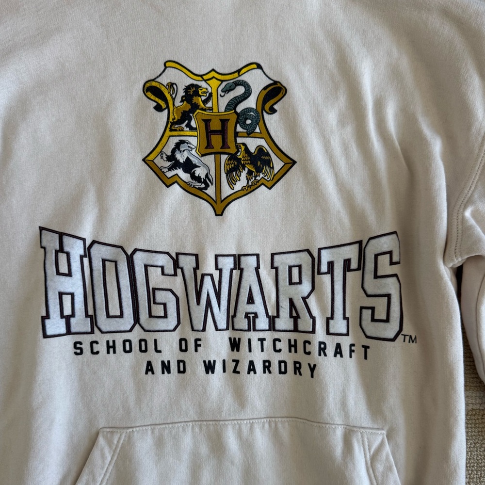 Harry Potter Hogwarts Crest Hoodie Cream Fleece Lined Graphic Sweatshirt Small - Picture 6 of 7